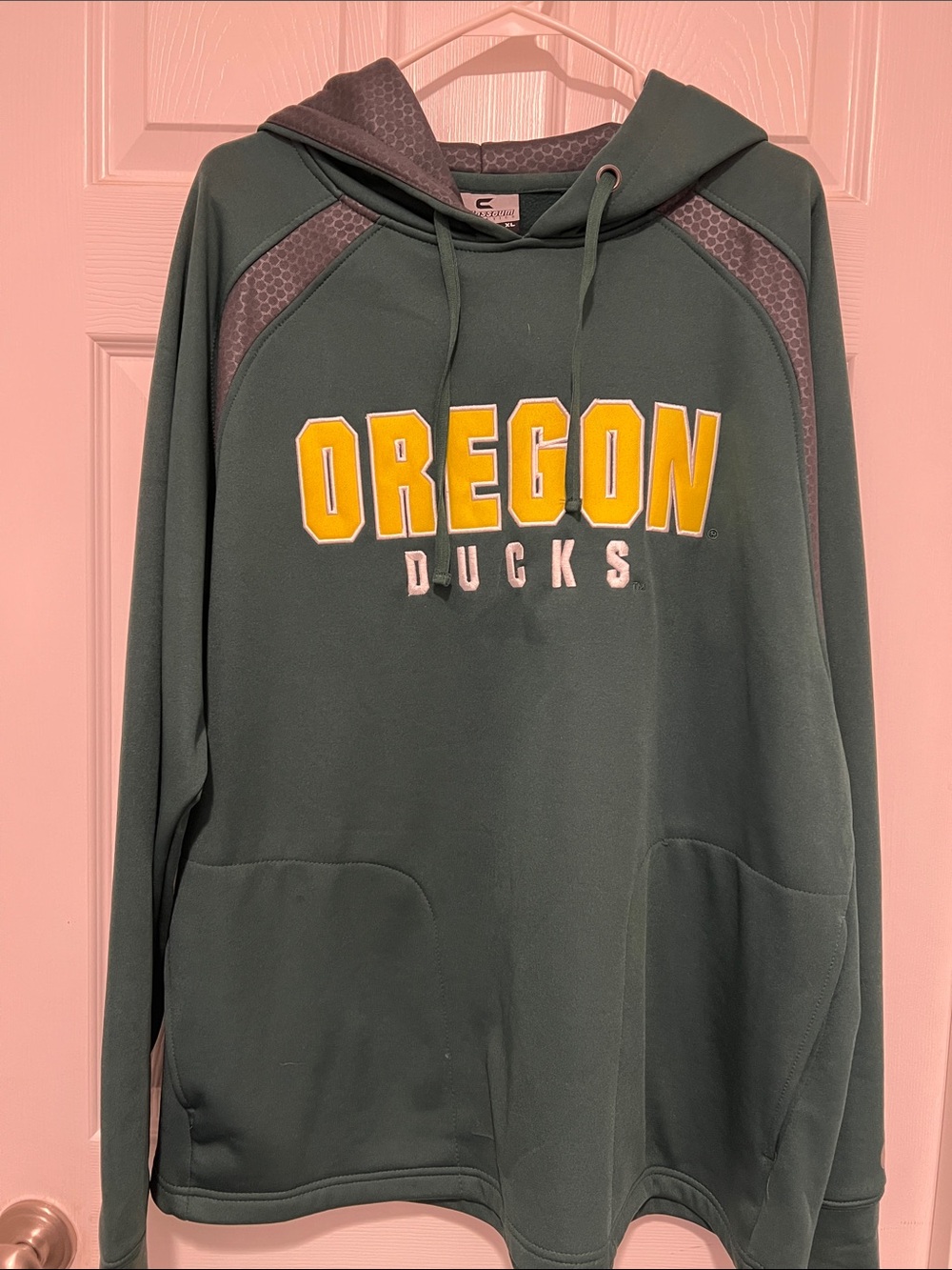 Colosseum Oregon Ducks Green Hoodie with Yellow Lettering - Picture 4 of 4